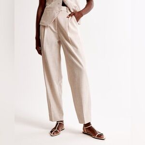 A&F Women's Ankle Grazing Tapered Tailored Pant
SKU: 658728006